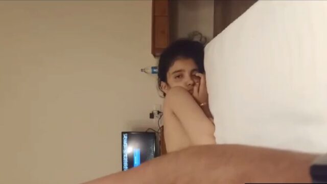 Beautiful Desi Girlfriend fucking in hotel room, viral video